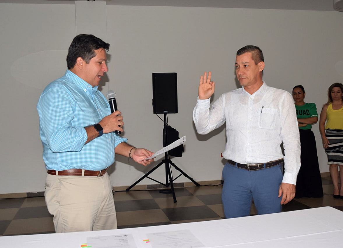 Momento del acto de posesión del nuevo Secretario de Cultura Municipal,  Gilberto Rojas Trujillo, junto al alcalde de la ciudad.